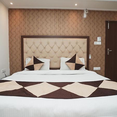 Hotel B Continental Delhi  Dış mekan fotoğraf