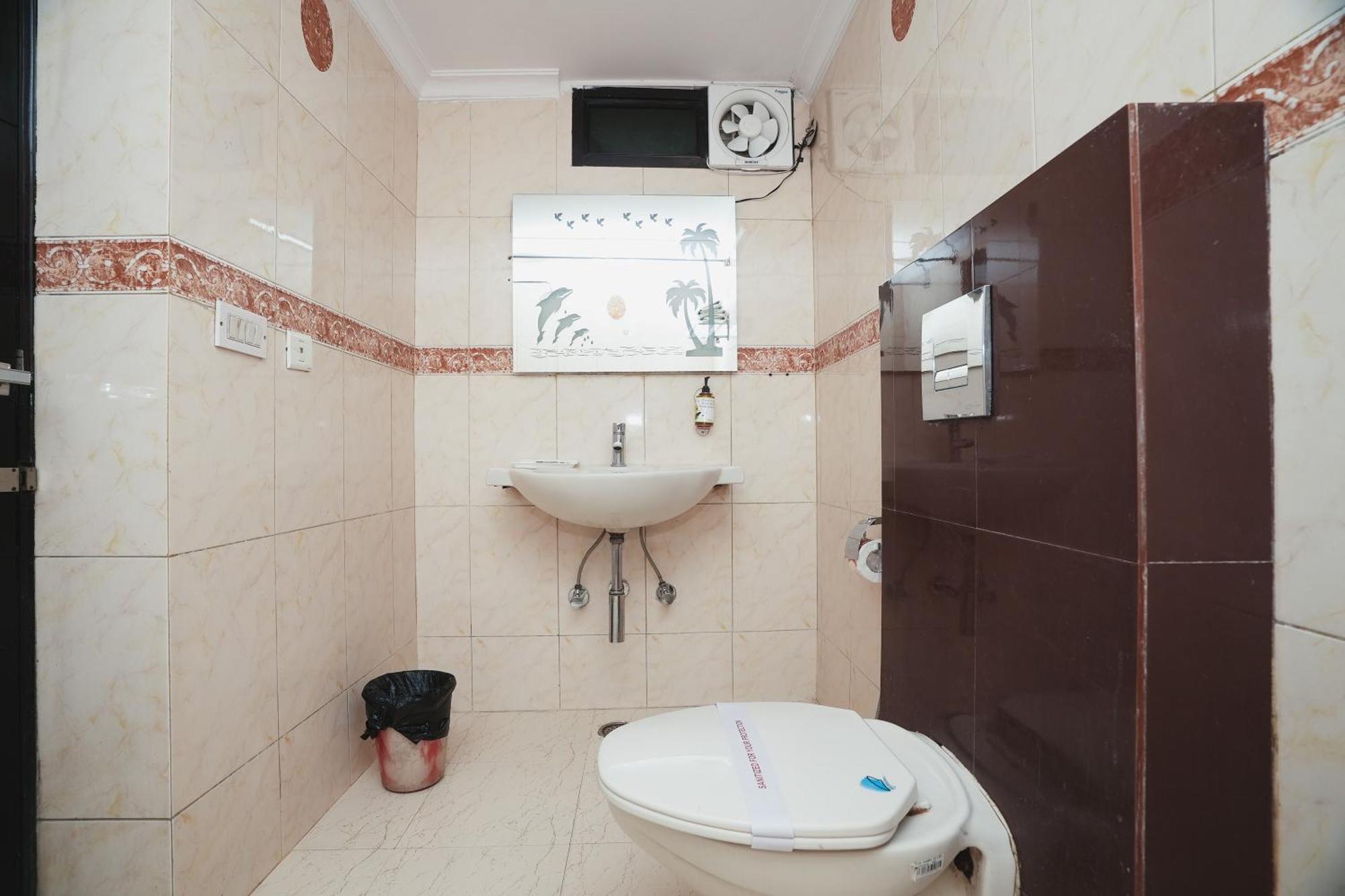 Hotel B Continental Delhi  Dış mekan fotoğraf