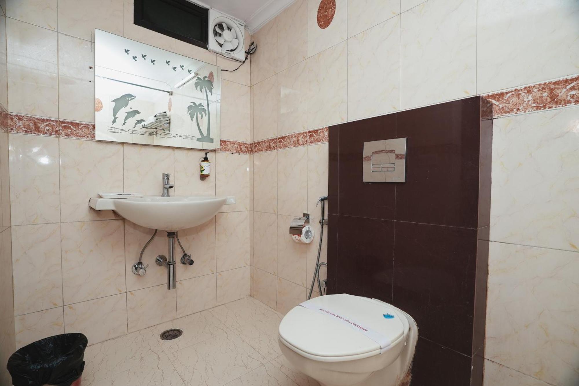 Hotel B Continental Delhi  Dış mekan fotoğraf