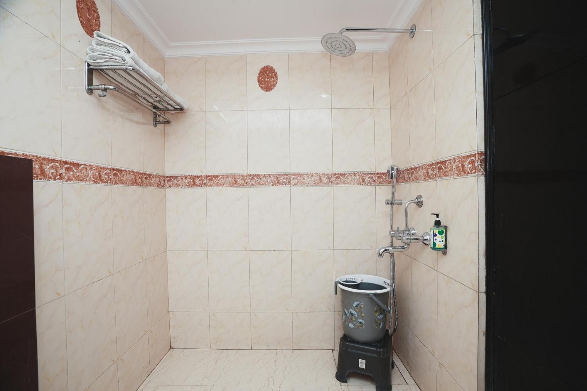 Hotel B Continental Delhi  Dış mekan fotoğraf