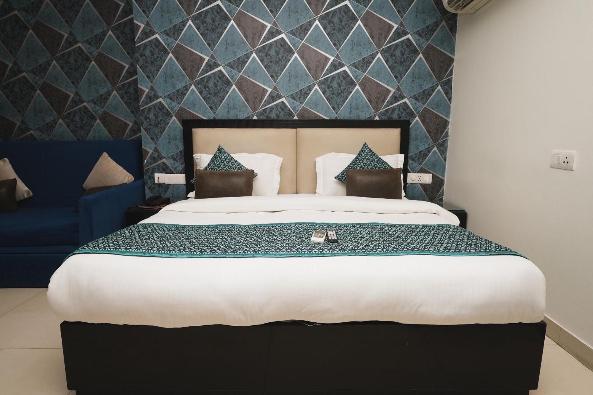 Hotel B Continental Delhi  Dış mekan fotoğraf