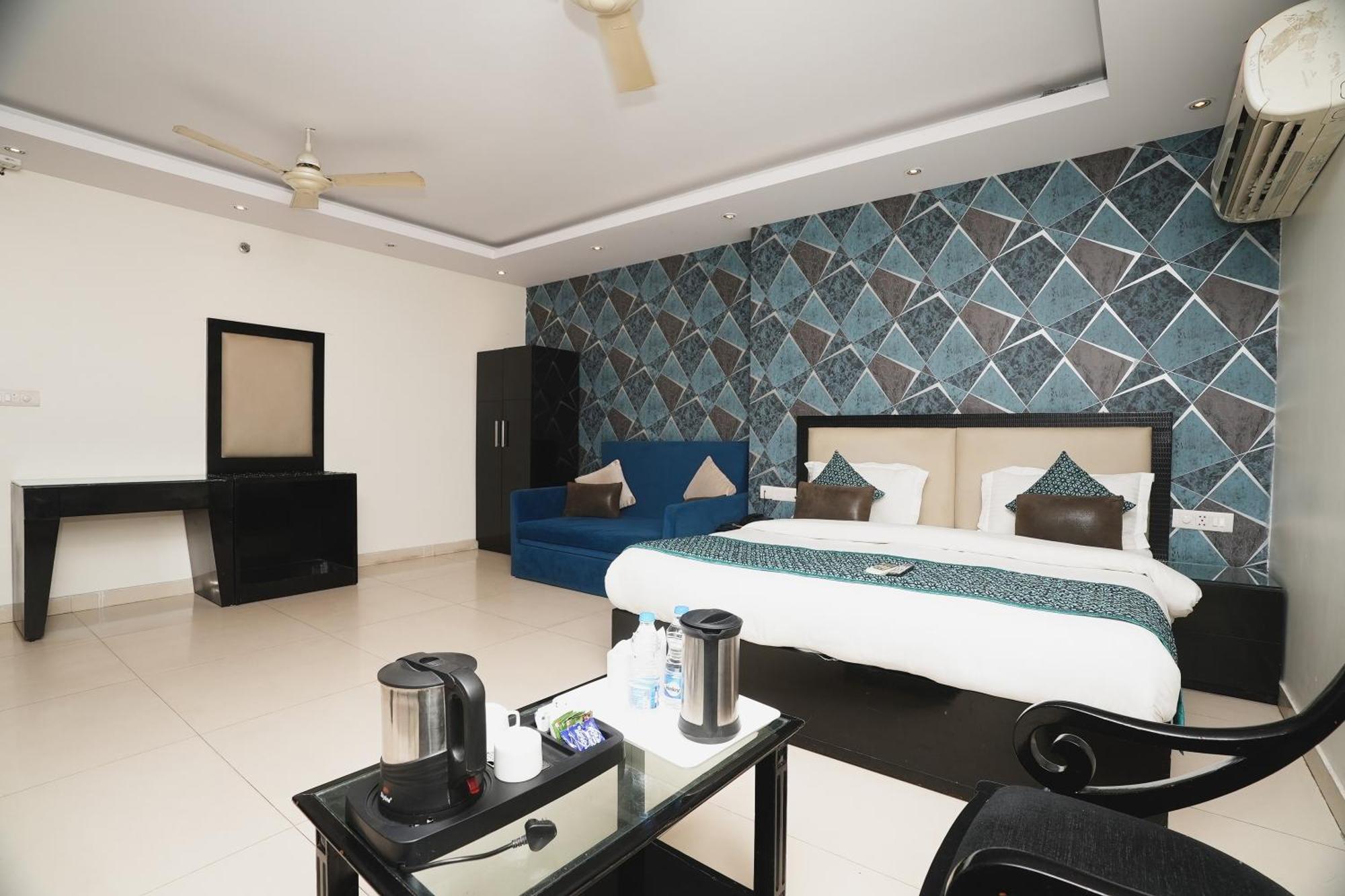 Hotel B Continental Delhi  Dış mekan fotoğraf