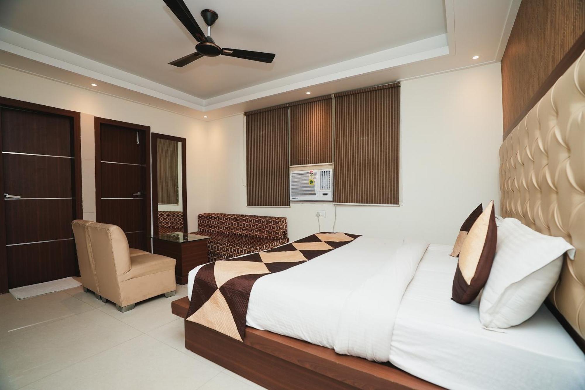 Hotel B Continental Delhi  Dış mekan fotoğraf