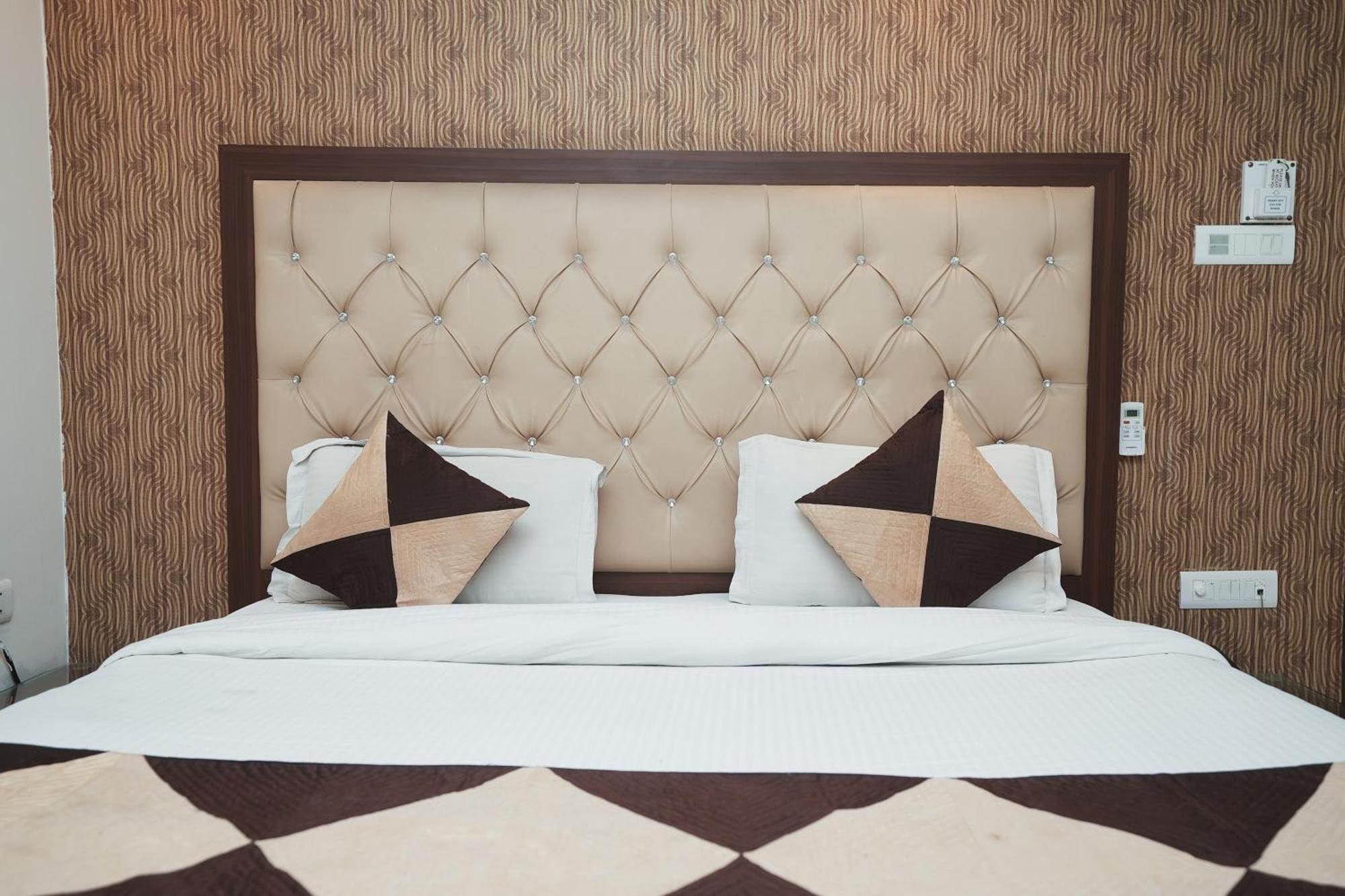 Hotel B Continental Delhi  Dış mekan fotoğraf