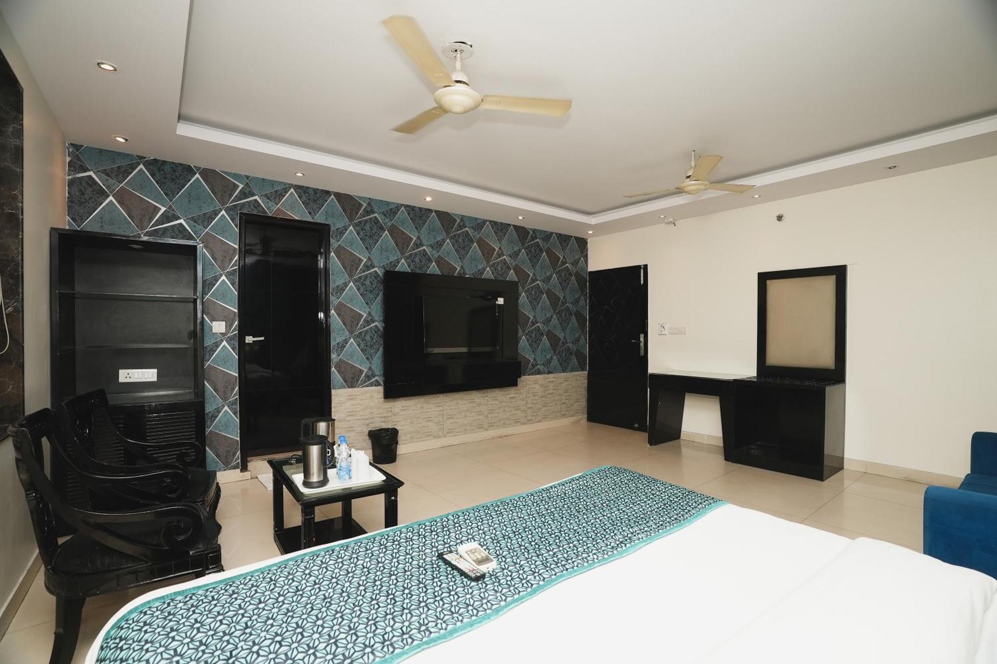Hotel B Continental Delhi  Dış mekan fotoğraf