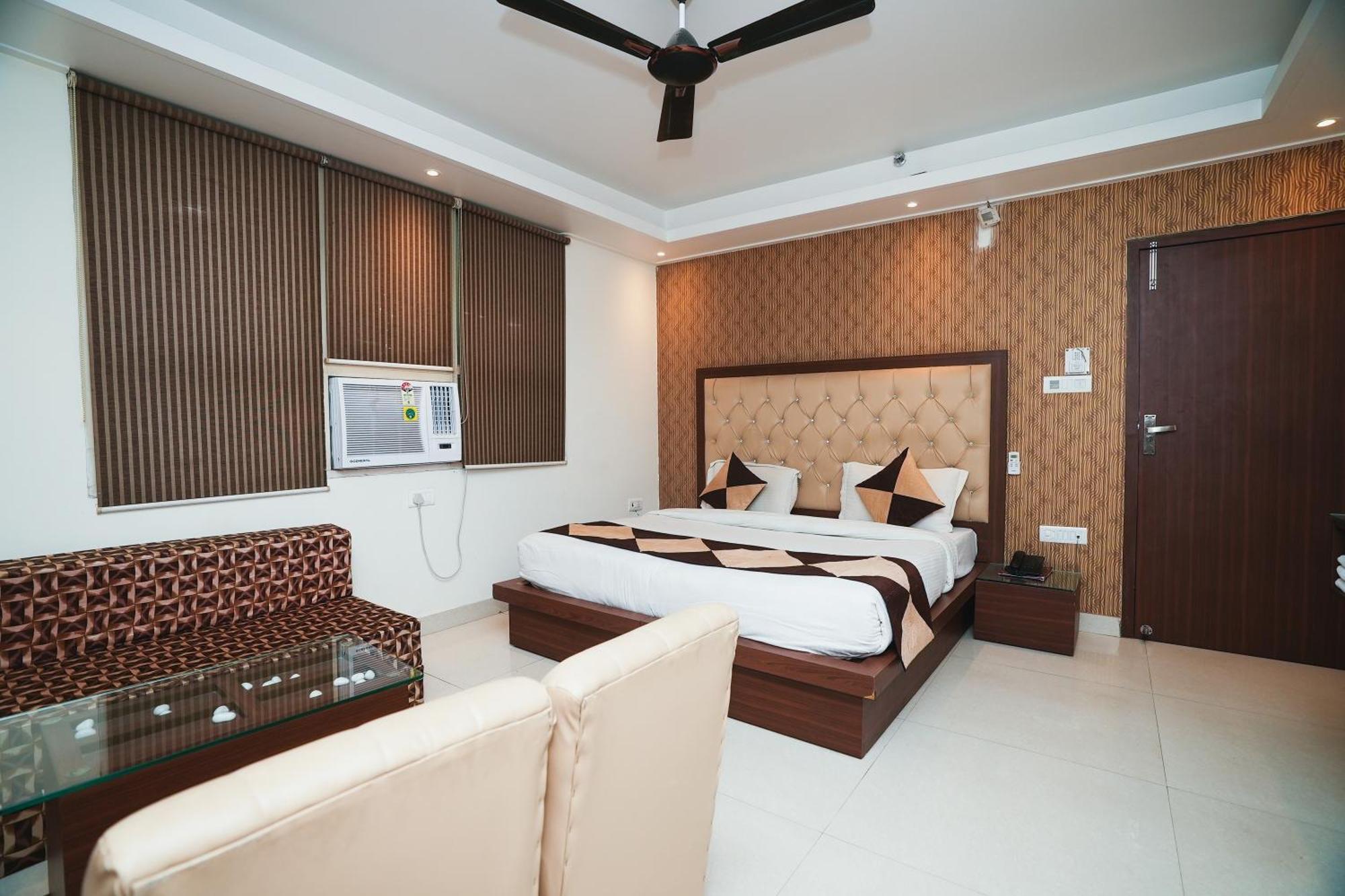 Hotel B Continental Delhi  Dış mekan fotoğraf