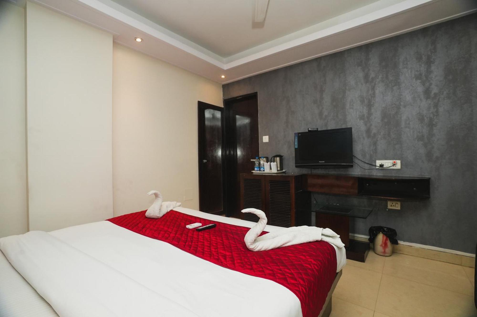 Hotel B Continental Delhi  Dış mekan fotoğraf