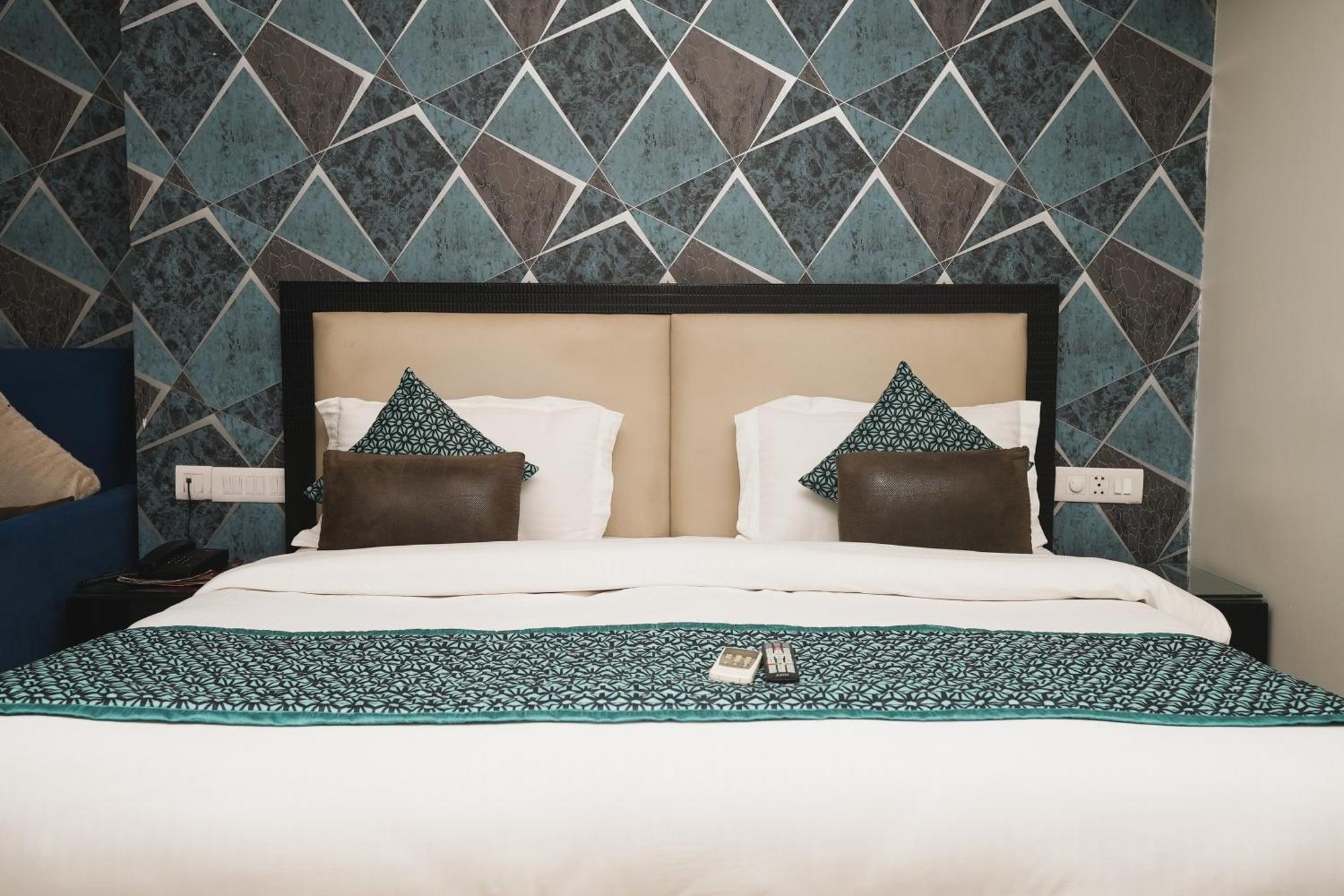 Hotel B Continental Delhi  Dış mekan fotoğraf