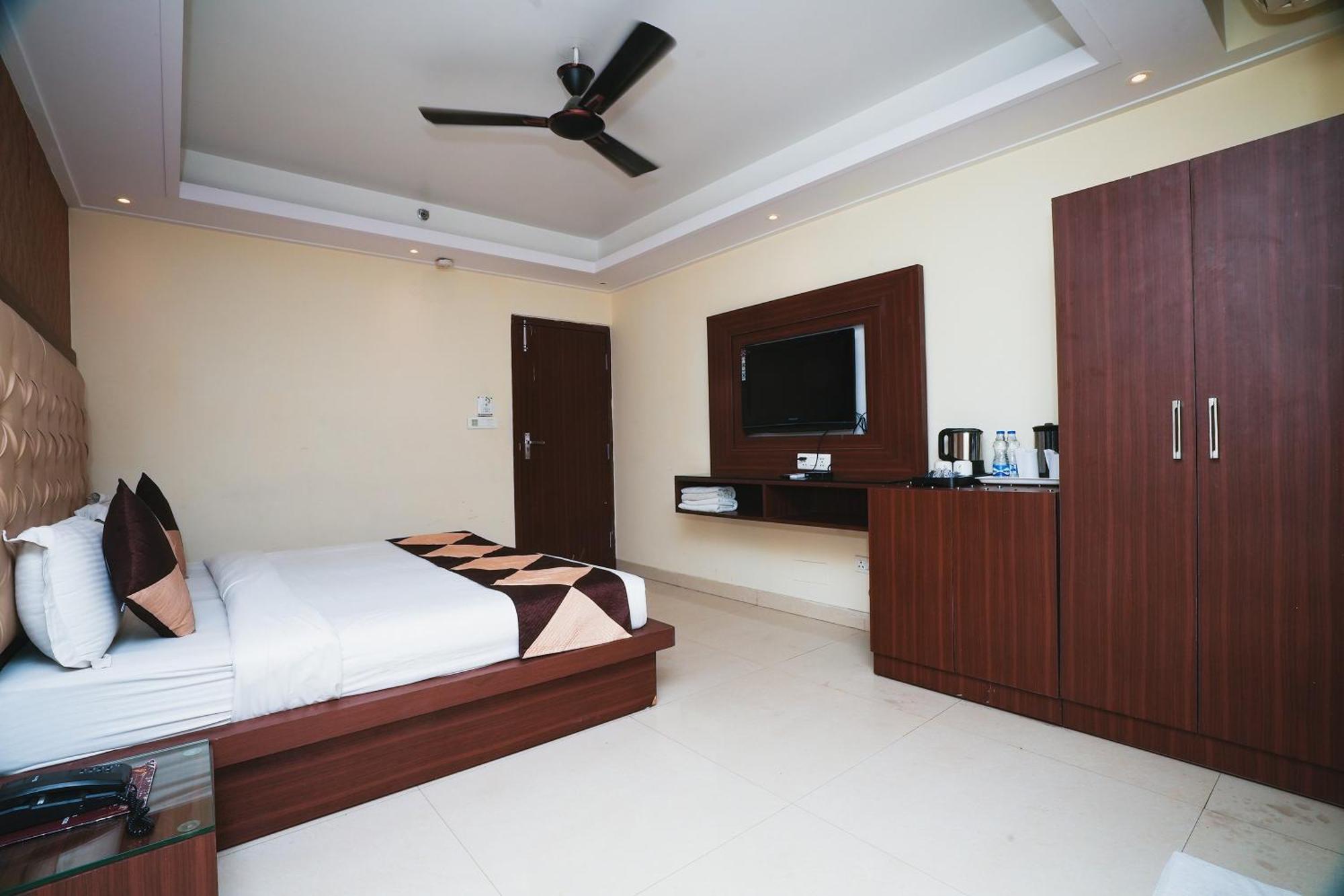 Hotel B Continental Delhi  Dış mekan fotoğraf