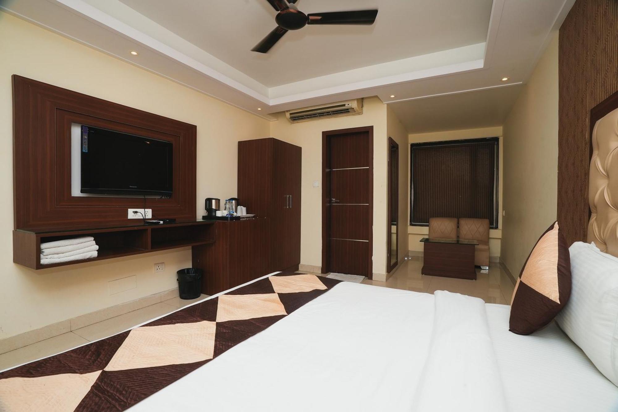 Hotel B Continental Delhi  Dış mekan fotoğraf