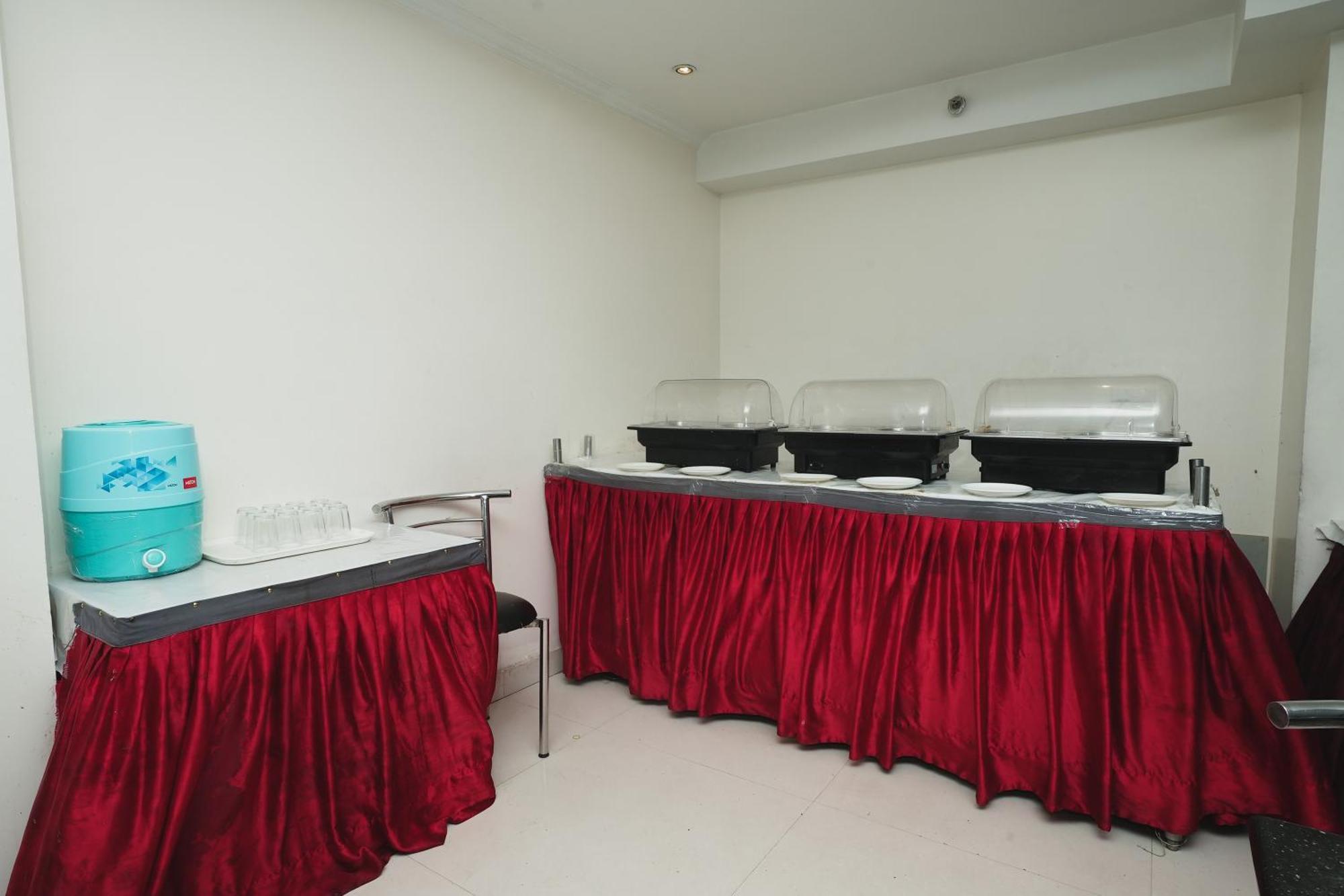 Hotel B Continental Delhi  Dış mekan fotoğraf
