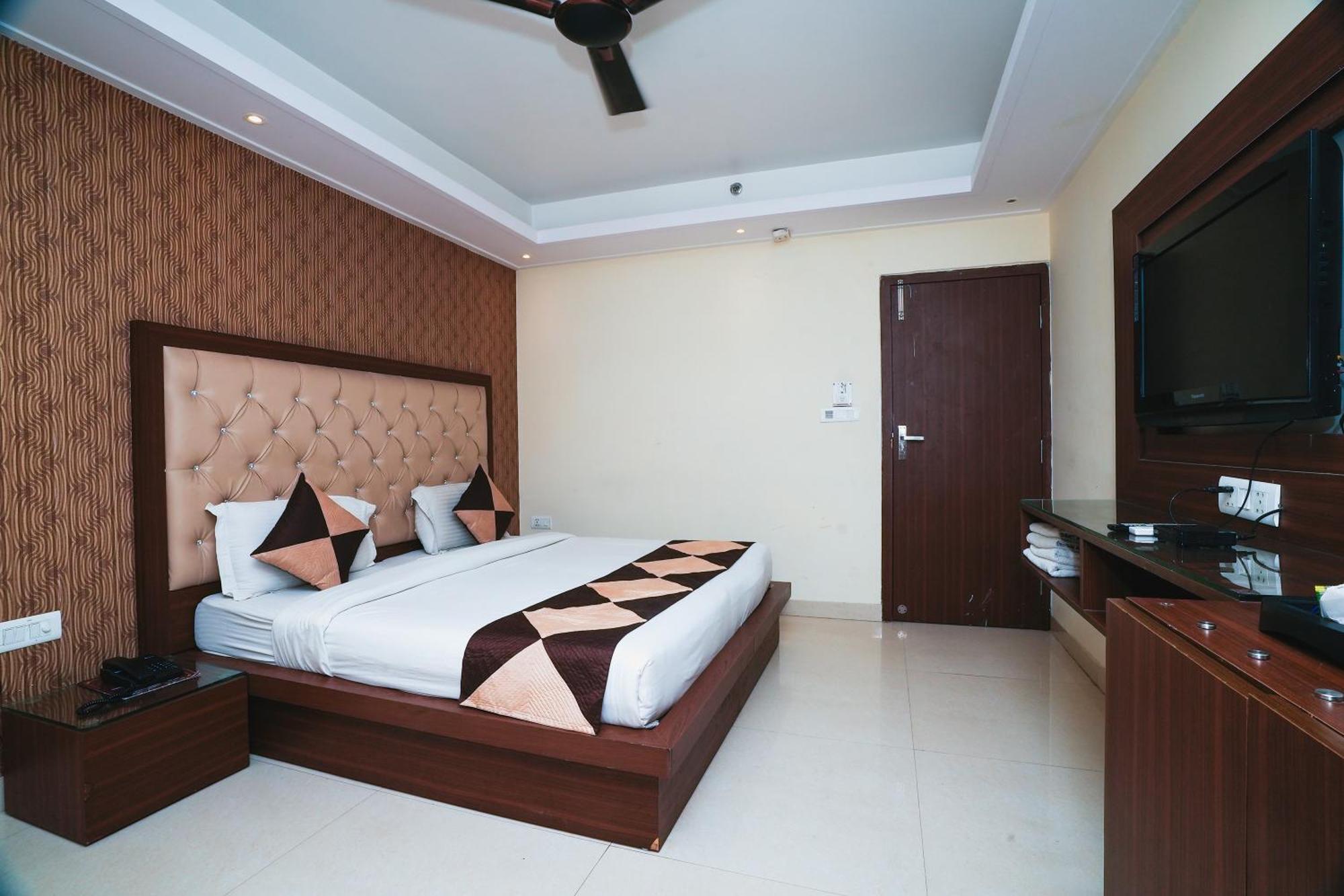 Hotel B Continental Delhi  Dış mekan fotoğraf