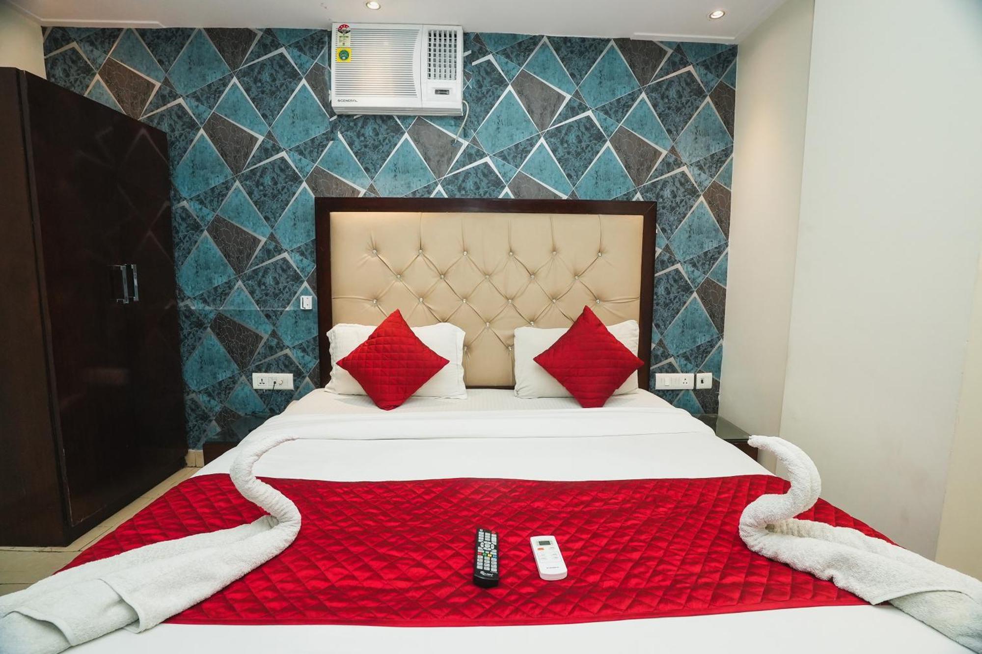 Hotel B Continental Delhi  Dış mekan fotoğraf