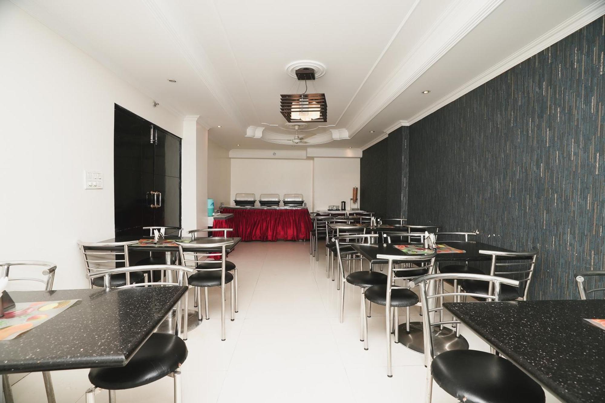 Hotel B Continental Delhi  Dış mekan fotoğraf