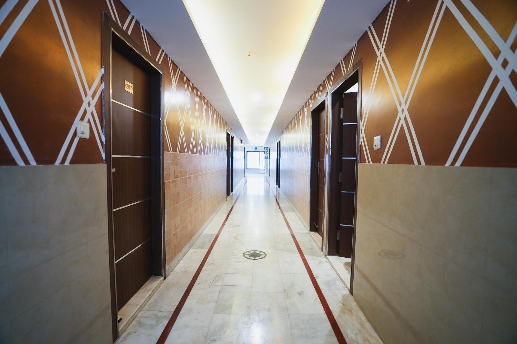 Hotel B Continental Delhi  Dış mekan fotoğraf