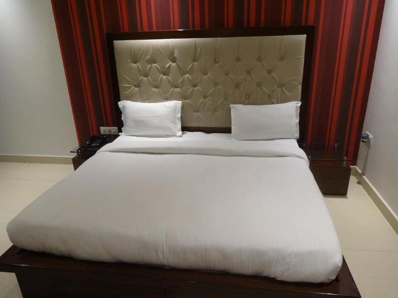 Hotel B Continental Delhi  Dış mekan fotoğraf