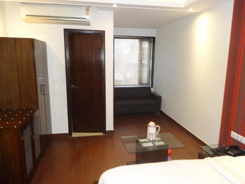 Hotel B Continental Delhi  Dış mekan fotoğraf