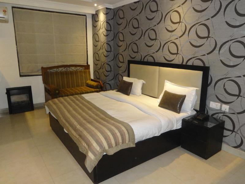 Hotel B Continental Delhi  Dış mekan fotoğraf