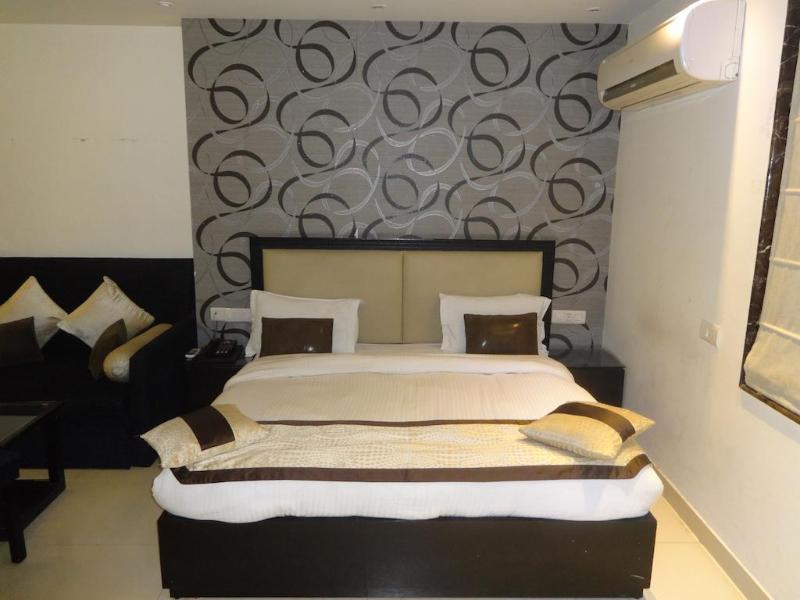 Hotel B Continental Delhi  Dış mekan fotoğraf