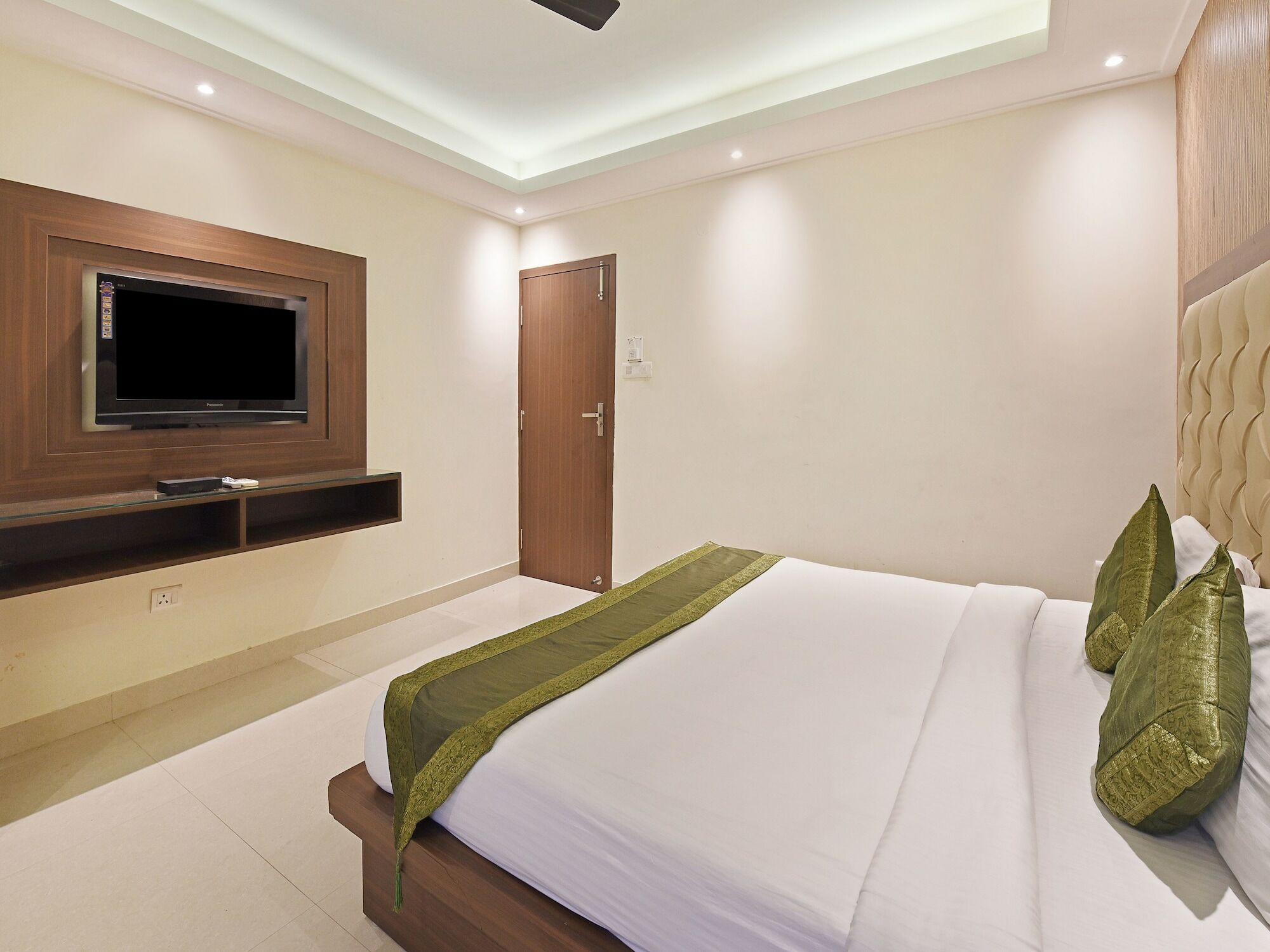 Hotel B Continental Delhi  Dış mekan fotoğraf